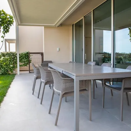 Villa With Private Pool,jacuzzi And Guesthouse- Gc *